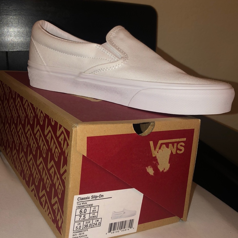 BRAND NEW CLASSIC WHITE SLIP-ON